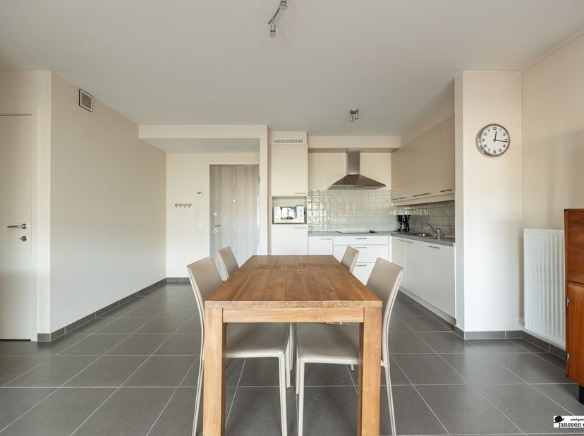 IN OPTIE!<br />
Instapklaar 1-slaapkamerappartement met groot terras in hartje Brasschaat<br />
In het centrum van Brasschaat vindt u dit verzorgd e