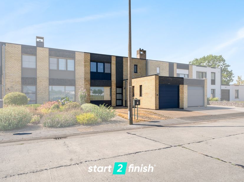 Deze mooie woning in een rustige groene kindvriendelijke omgeving bieden wij jullie te koop aan. De woning beschikt over een ruime inkomhal met gasten