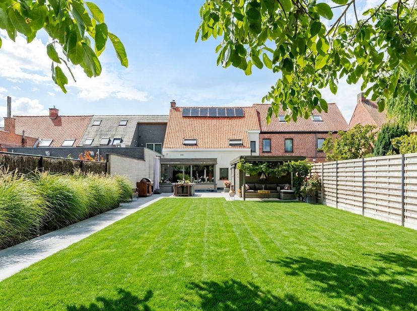 Deze gezinswoning combineert een ruim woonvolume met een uitstekende energetische score. De woning werd ongeveer tien jaar geleden volledig gerenoveer