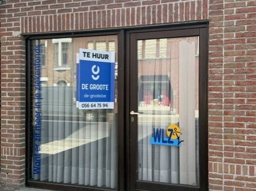 Espace de stockage situé dans le centre de Sint-Denijs. <br />
Espace de +/- 30m². <br />
L'entrée peut se faire par l'avant ou l'arrière du bâtiment.