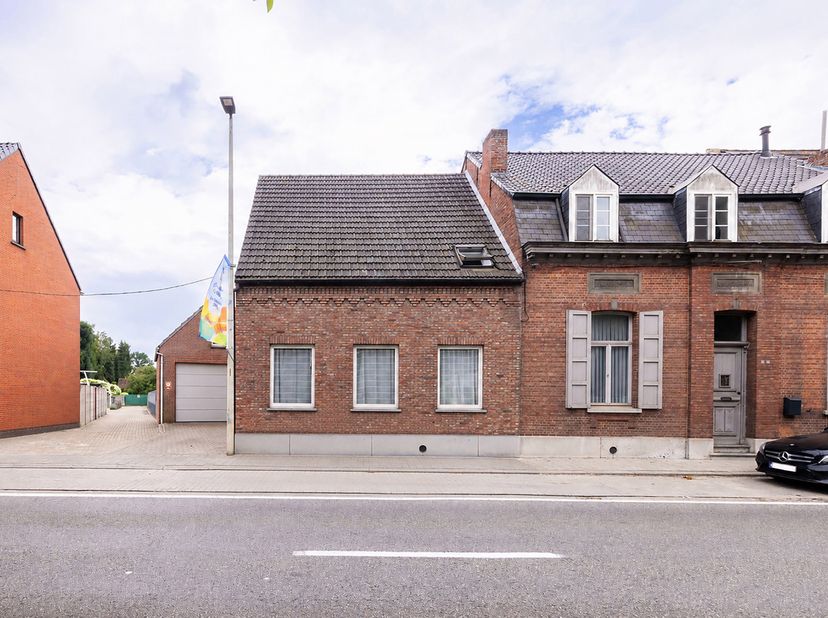 Deze ruime woning op een perceel van 637 m² biedt een sterke renovatiekans voor wie op zoek is naar een project met potentieel. Met 160 m² bewoonbare