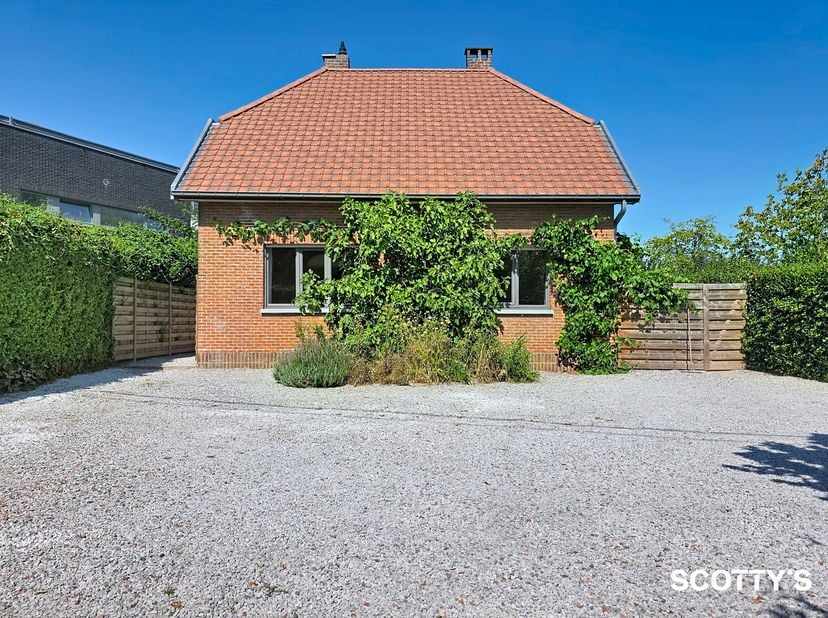 Op wandelafstand van het centrum en het station van Sint-Genesius-Rode, ligt deze charmante woning met drie slaapkamers, volledig gerenoveerd met veel