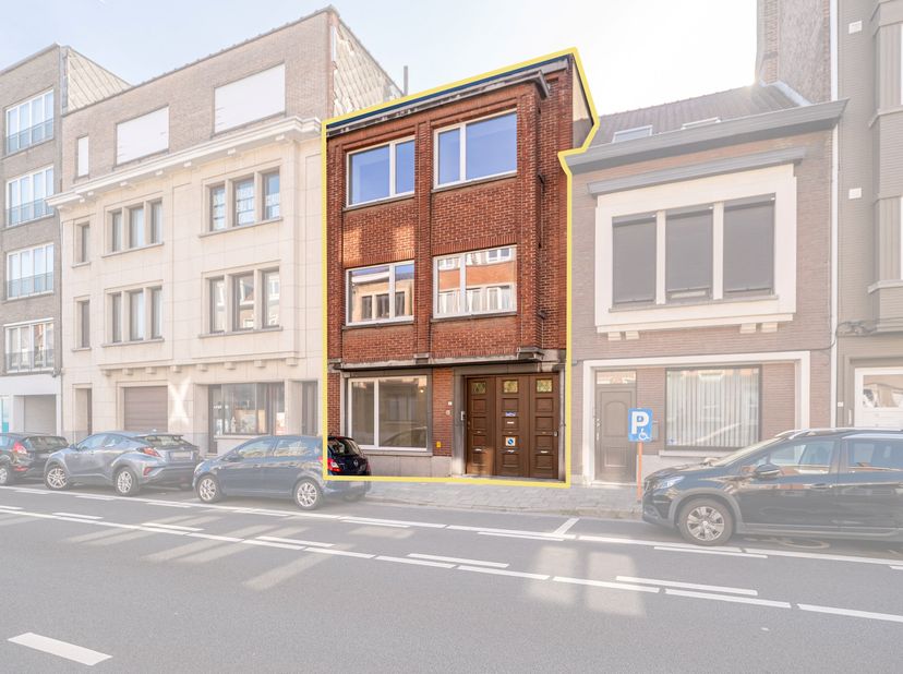 Zoek je een instapklaar appartement op een toplocatie vlakbij het centrum van Kortrijk? Dan mag je dit pas gerenoveerde appartement zeker niet missen!