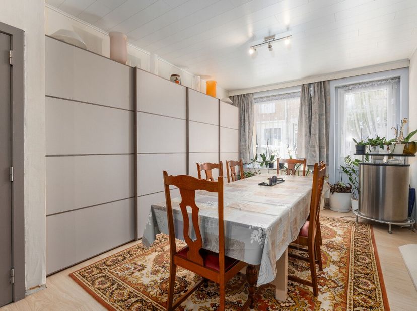 [[ DIT PAND NEEMT DEEL AAN DE ERA OPEN HUIZEN DAG OP 13/6 VAN 11:00 TOT 12:00 ]] De Panne: 2-slaapkamer gelijkvloers appartement met koer! Dit 2-slaap