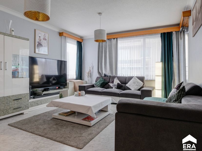 Dit comfortabel 2-slaapkamerappartement is heel centraal gelegen aan De Eindgracht in Genk. Op wandelafstand van winkels, horeca, scholen, openbaar ve