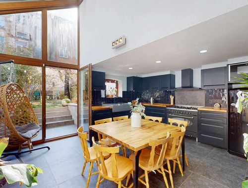                                         Eengezinswoning te koop in Schaarbeek, € 560.000
