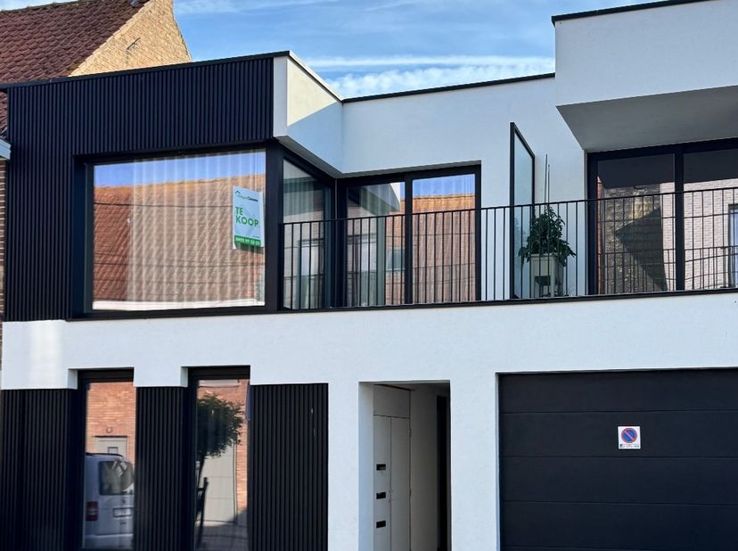 Dit mooi instapklaar appartement is gelegen op het 1ste verdiep van een kleine residentie te Leke, bestaande uit 3 appartementen. <br />
<br />
Het ap