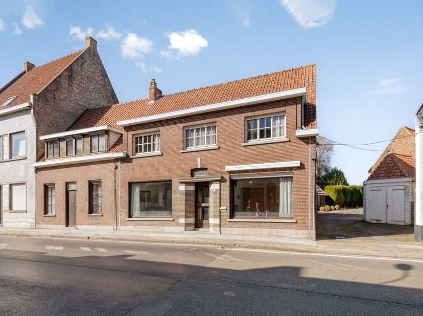 In de Esenstraat, in het centrum van Zarren (Kortemark), ligt deze halfopen woning met oprijlaan op een perceel van 1.507 m². De woning beschikt over