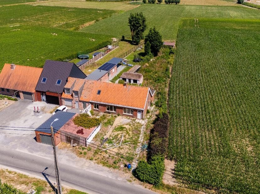 Rustig en landelijk gelegen woning op een totale oppervlakte van 1.009m²Op een landelijke locatie in Meulebeke (Tielt) bevindt zich deze eigendom met