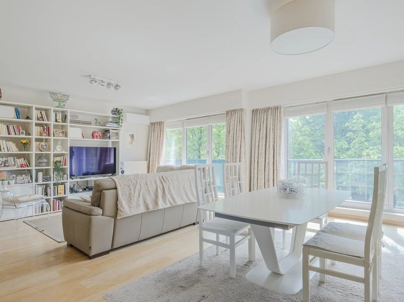 Avenue Winston Churchill, nabij de Vanderkindere straat, prachtig appartement met een totale brutovloeroppervlakte van ± 151 m² (volgens PEB). Het bes