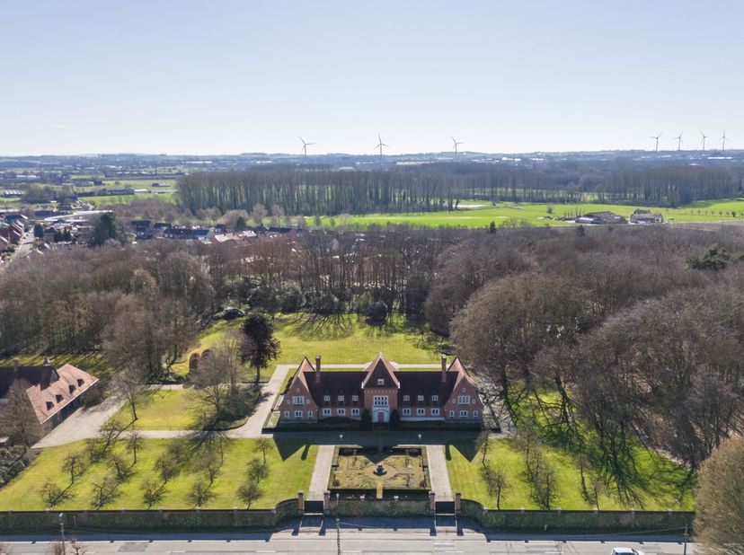 Te midden van een indrukwekkend domein van ca. 6,5 hectare bevindt zich deze uitzonderlijke family estate in Vlaamse landhuisstijl, ontworpen door arc