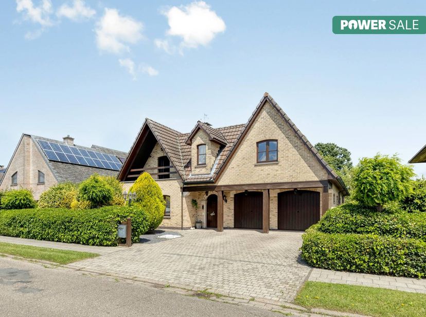 Zeer goed onderhouden villa te koop in Willebroek:<br />
<br />
Indeling: <br />
Gelijkvloers: <br />
- Royale inkomhal die warmte en authenticiteit u