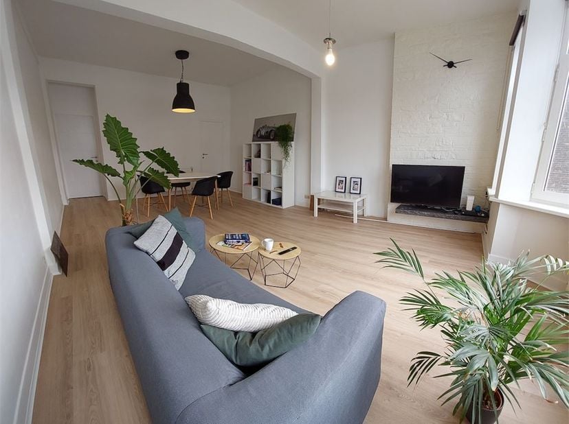 Super gelegen en instapklaar appartement met 2 slaapkamers. Dit lichte appartement is gelegen op de vierde verdieping in een gebouw met lift. De leefr