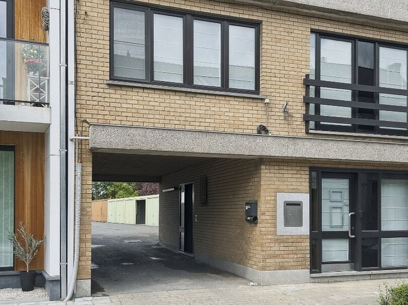 Garage in een complex van 12 garages . De garages zijn bereikbaar vanaf de Stationsstraat .<br />
Garage 4 en 11 ter beschikking. Elke garage heeft ee
