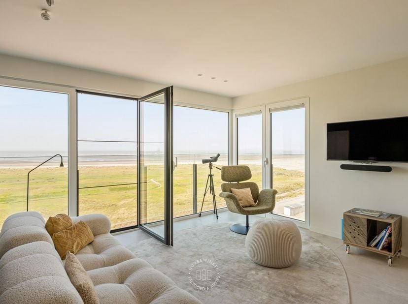 Geniet elke dag van een adembenemend frontaal zeezicht en spectaculaire zonsondergangen vanuit dit exclusieve hoekappartement op de 6de verdieping. Da