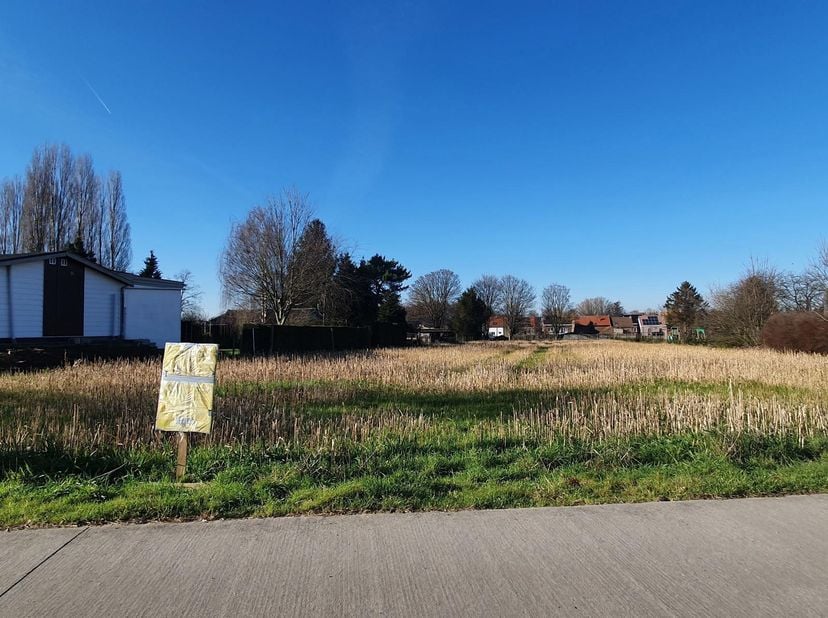 Un terrain à bâtir bien situé pour une maison unifamiliale avec la possibilité de construire jusqu'à 2 étages. (3ème étage dans le gabarit du toit en