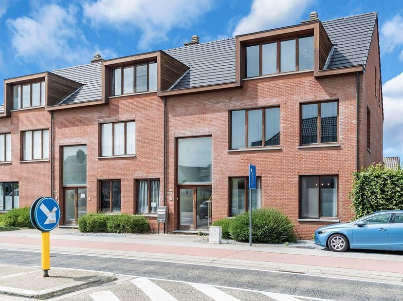 Gelijkvloers appartement met 2 slaapkamers, terras en tuintje en carport in het centrum van Kwaadmechelen<br />
Op een centrale ligging in het hart va
