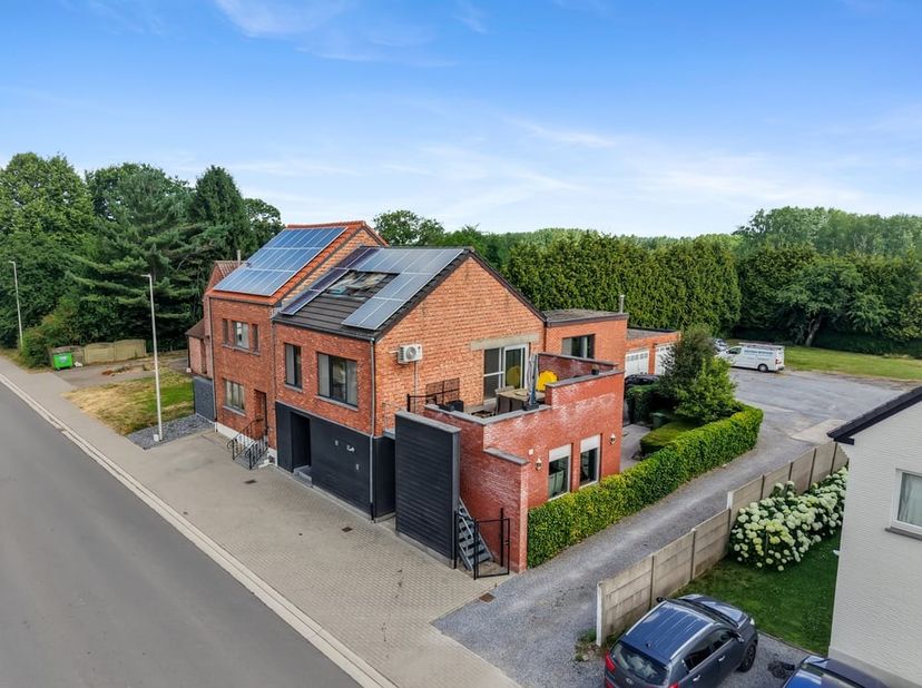 Bent u op zoek naar een ruim appartement met veel leefruimte en een gunstige ligging? Dan is dit appartement aan Groeneschild 35 in Heers zeker een be