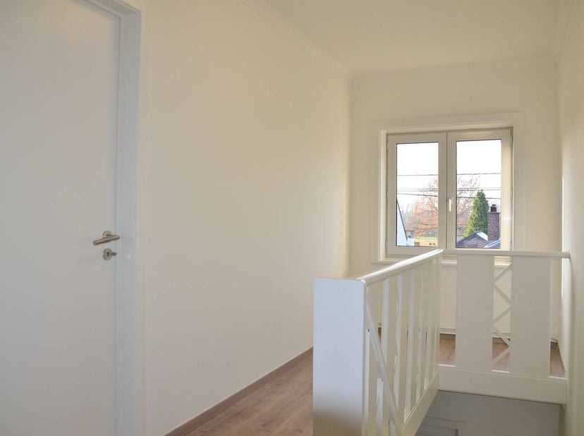 Deze goed onderhouden duplexwoning, gelegen in Alken, biedt een comfortabele woongelegenheid. De woning is instapklaar en geschikt voor diverse bewone