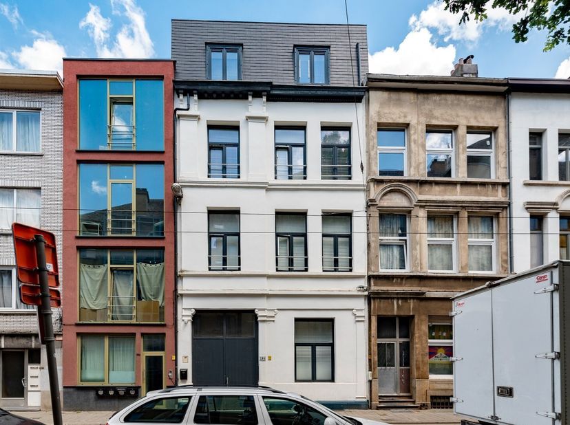 Meerdere units beschikbaar.<br />
Deze moderne studentenkamer bevindt zich in een recent gebouwd vlakbij campussen van AP en de UA. De kamer is effici