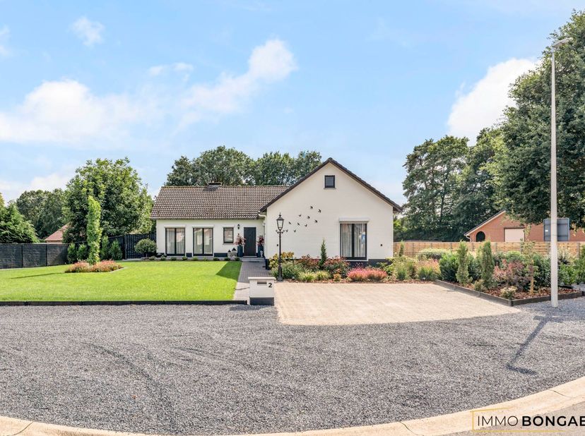 Deze gelijkvloerse woning is gelegen op een perceel van maar liefst 17a04ca op de hoek van de Zonnedauwstraat en de Turfstraat in Gruitrode (Oudsberge
