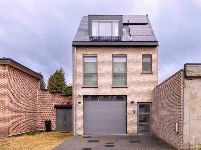 Recente woning met 2 slaapkamers en ruime garage vlakbij het centrum van Berlaar-Heikant. Ideaal als opslagplaats/werkatelier voor zelfstandigen omwil