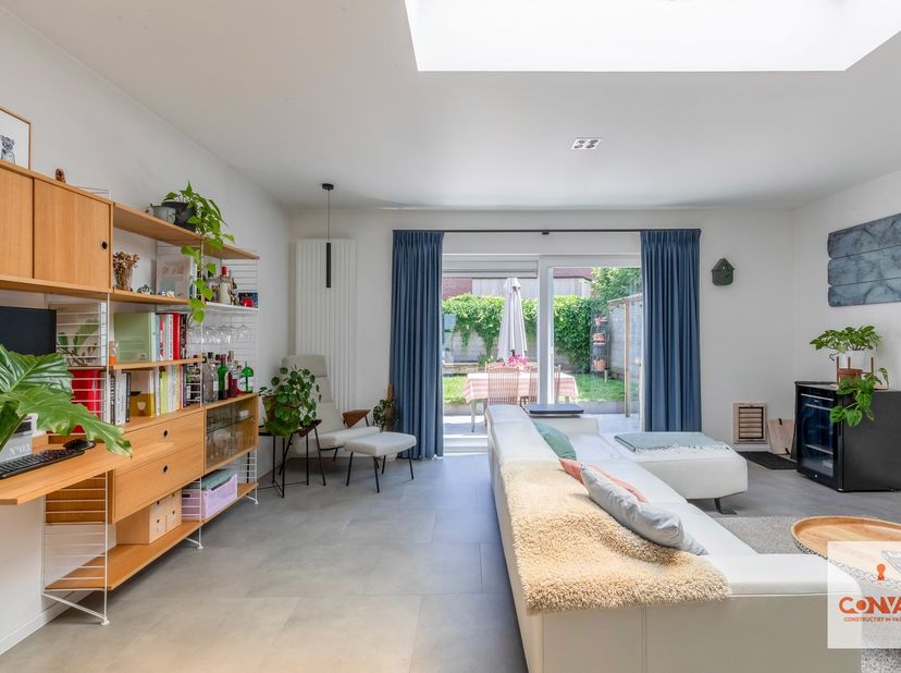 Deze rijwoning is rustig en gunstig gelegen te Mariakerke. Dankzij de aangelegde fietsstraten staat u vlot in het centrum van Gent. Ook verschillende