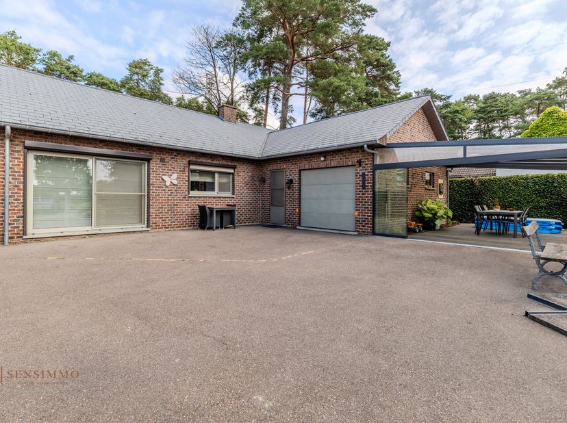 Bent u op zoek naar een goed onderhouden, gelijkvloerse woning met een ruime tuin en alle comfort? Dan is deze charmante vrijstaande bungalow in een b