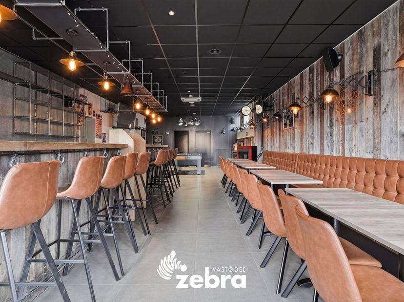 Altijd al gedroomd van een eigen zaak? Dit zeer ruime handelspand combineert een volledig ingerichte horecazaak met een ruime en zeer moderne privéwon