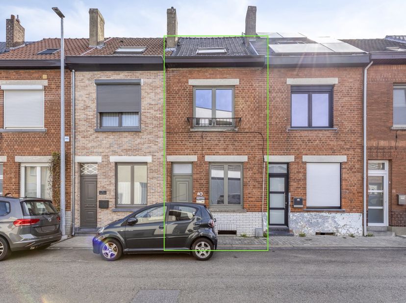 Immo Pické biedt u deze uiterst gunstig gelegen woning aan in Halle, gelegen in de nabijheid van winkels, scholen, openbaar vervoer, invalswegen en al