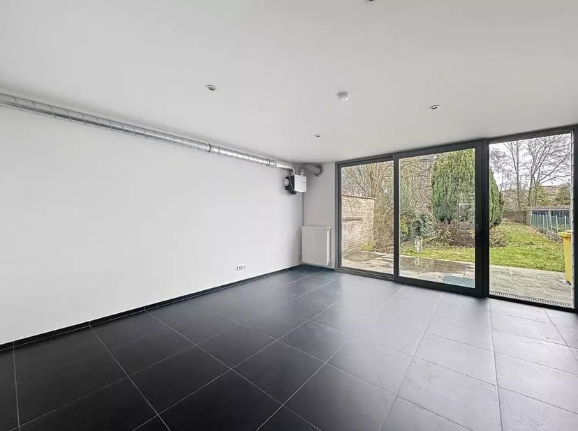 Ce local commercial de plain-pied bénéficie d'un emplacement central et visible dans le centre de Kortenberg. Avec une superficie totale de 75 m², le