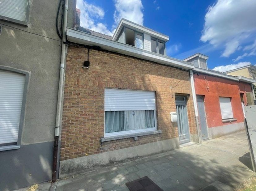 Correct onderhouden woning op rustig ligging nabij centrum Harelbeke. Het huis omvat een inkomhal, woonkamer, zithoek (of eetkamer), keuken, berging e