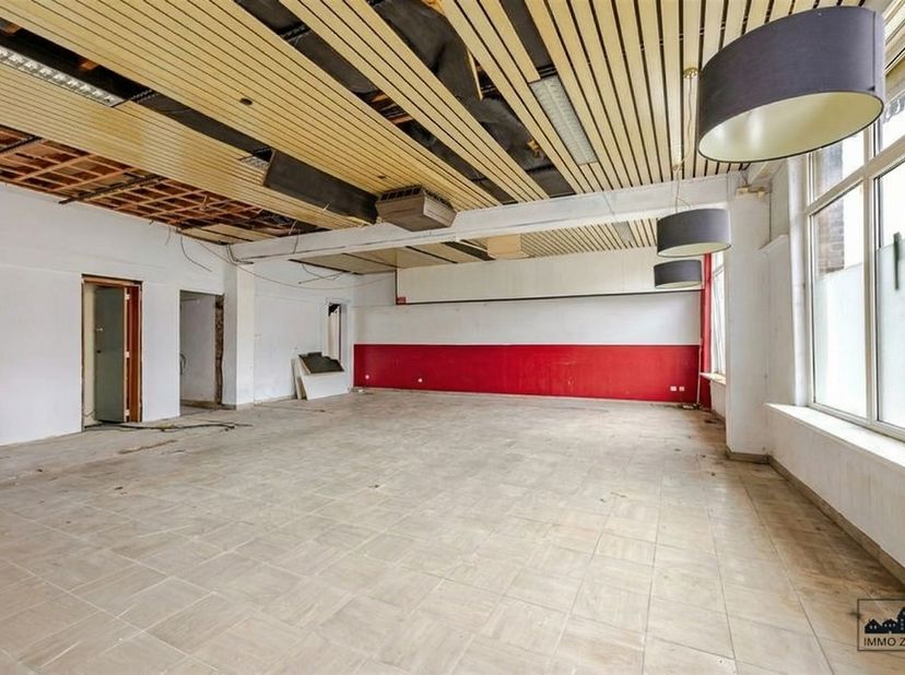 Welkom in deze uitnodigende woning in Temse, een prachtig pand met veel potentieel! Dit ruime huis beschikt over 249 m² bewoonbare oppervlakte verdeel