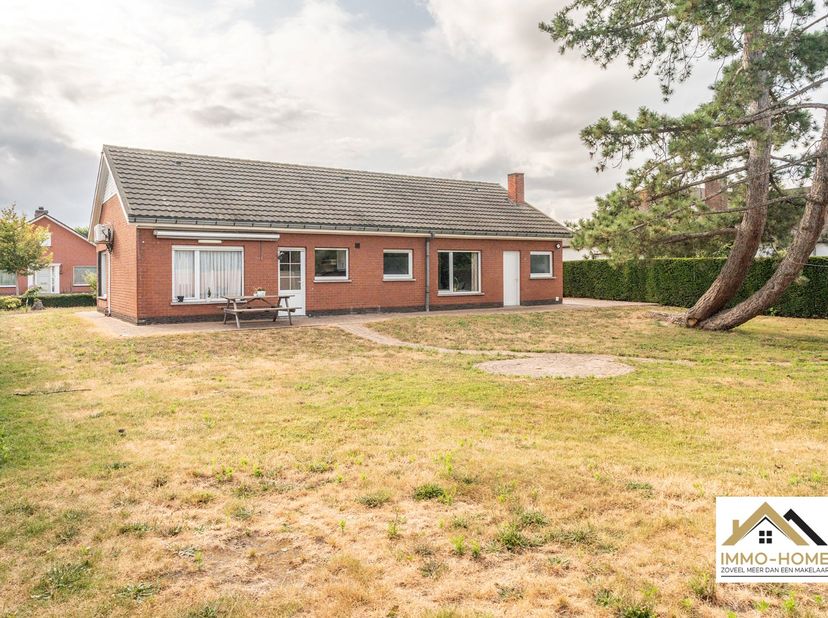 Deze mooie instapklare bungalow vinden we terug in een heel rustige omgeving net buiten het centrum van Wachtebeke. Breedte perceel 24m, zorgt voor mo