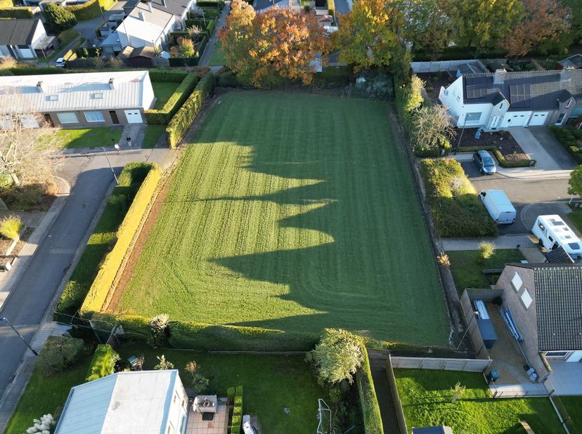 Dit perceel (lot 1) is de ideale kans om een alleenstaande villa te bouwen in het hartje van Zwevegem.&amp;nbsp;<br />
<br />
	Zuid-west gerichte tuin<br