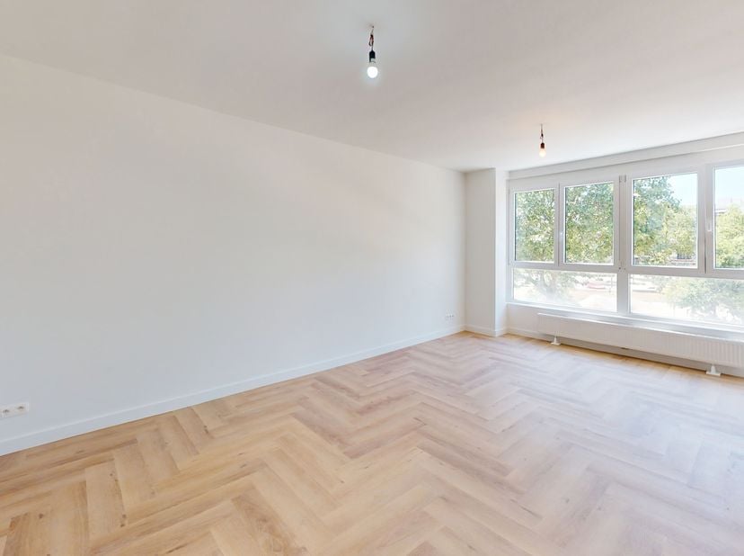 Met zicht op het Zuidpark bevindt dit top gerenoveerde instapklaar appartement zich. Bereikbaar met de lift, leefruimte met mooie breedte en uitzicht,