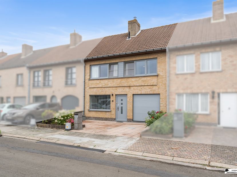 In de Zijdeling in Bredene, gelegen in een rustige straat en toch vlak bij de zee en winkels, bevindt zich deze verzorgde en energiezuinige woning. Ee