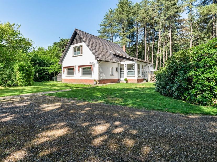 Landhuis met 3 slaapkamers op ca. 2.760 m²<br />
Via de inkomhal met gastentoilet en trap naar de verdieping betreedt u de woning. De woonkamer geniet
