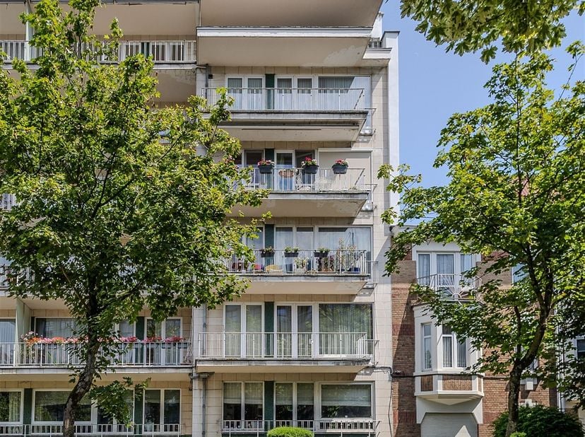 Property One, votre partenaire immobilier à Uccle, vous propose cet agréable appartement deux chambres situé au dernier étage d'un immeuble bien entre