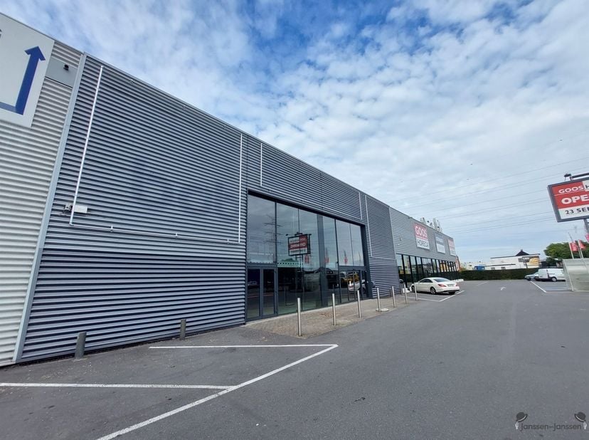 Espace commercial multifonctionnel dans un emplacement de choix.<br />
<br />
Cet immeuble commercial est situé à un emplacement de choix sur Boomse