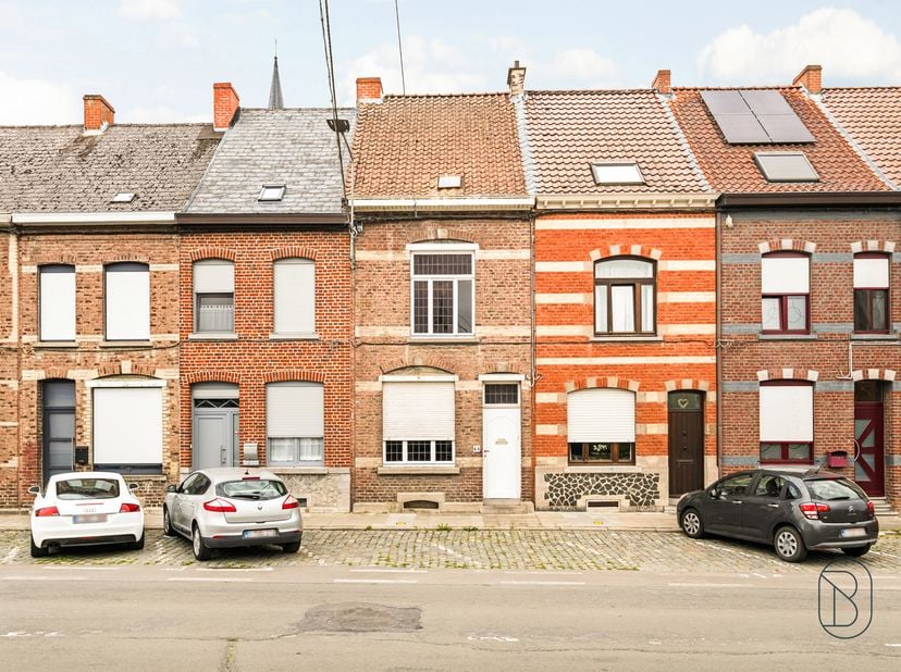 <br />
Te renoveren rijwoning, gelegen nabij alle voorzieningen: A8, winkels, scholen, station, enz.<br />
De woning is als volgt ingedeeld:<br />
Kel