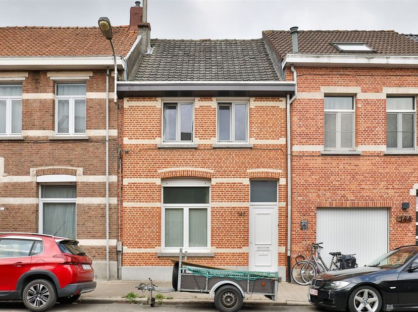 Dans le centre d'Edegem, nous vous proposons cette maison de départ confortable avec 2 chambres. La maison a toujours été bien entretenue mais a besoi