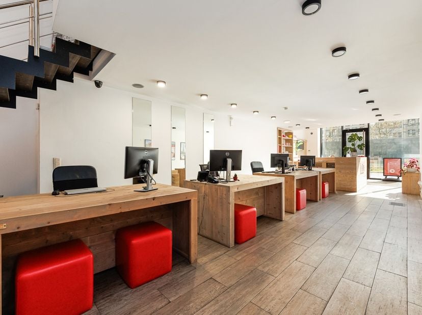 Imaginez : votre propre espace de bureau, studio de pilates, magasin ou showroom ? Grâce à une disposition claire et flexible, vous pouvez facilement