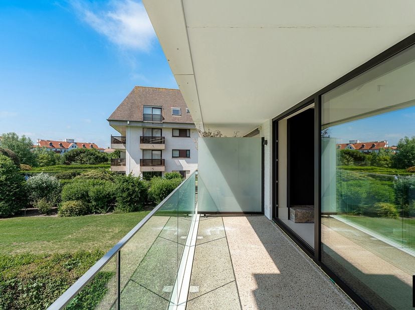 Stijlvol gerenoveerd appartement op toplocatie in het Zoute.<br />
Gelegen nabij wandeldijk, het Zwin en de Royal Zoute Tennis Club, geniet dit stijlv