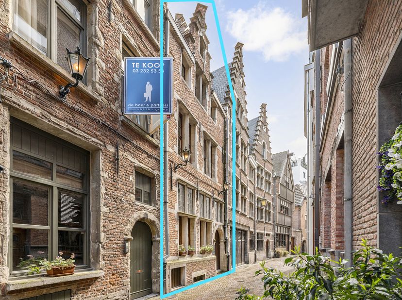 Wonen onder de schoonste toren ter wereld<br />
De buurt<br />
De Stoelstraat is een rustig, gebogen straatje in het hart van het historische Antwerpe