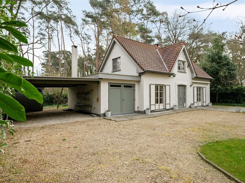 Perfect instapklare, volledig vernieuwde woning op een uitstekende locatie nabij het golf- en meerdomein in Keerbergen. Deze charmante en praktisch in