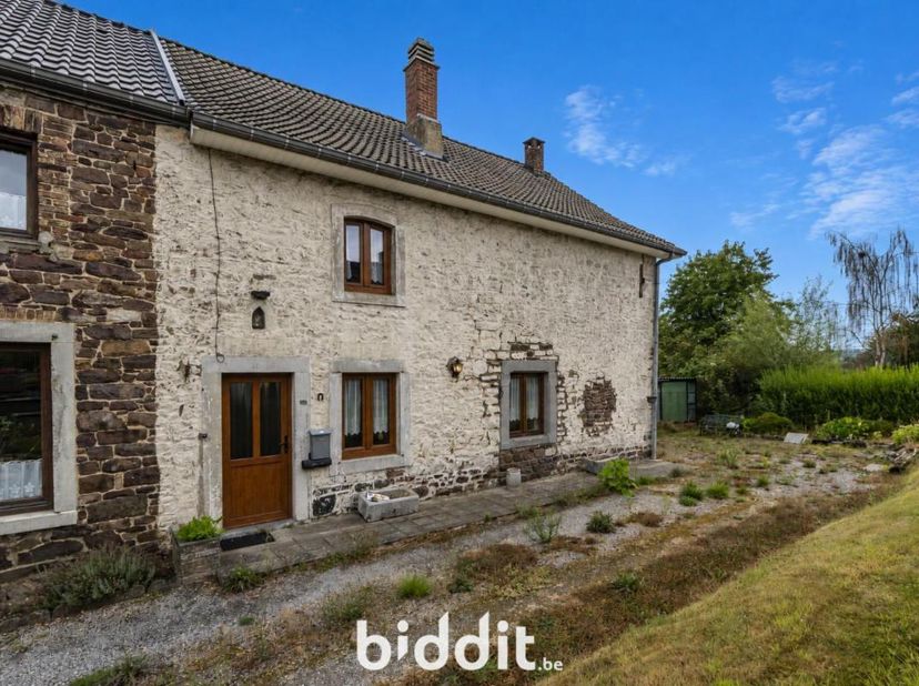 MAISON EN PIERRE À RÉINVENTER DANS UN ÉCRIN DE VERDURE - <br />
<br />
À la recherche d’un bien authentique offrant espace, charme et potentiel ? Déco