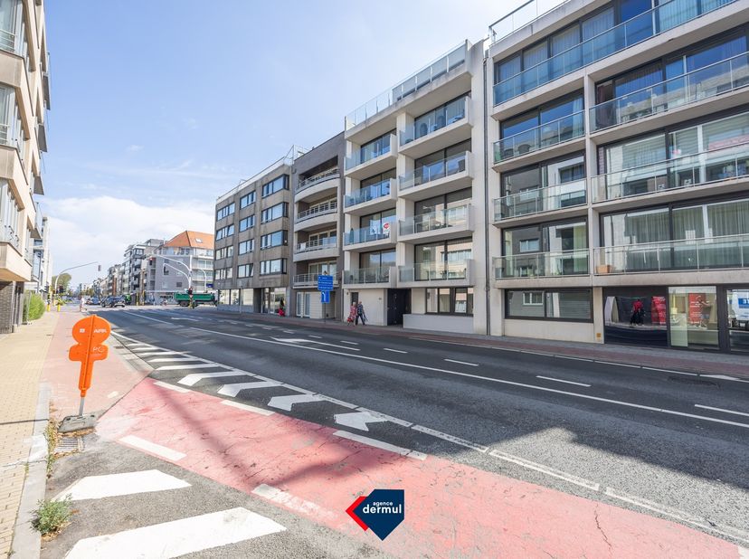 Dit verzorgde appartement met twee slaapkamers bevindt zich op de tweede verdieping van een recente en goed onderhouden residentie. Het combineert een