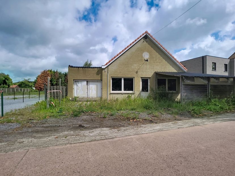 Op een uitstekend bereikbare locatie langs de Mechelbaan te Beerzel (Putte) bevindt zich dit voormalig handelspand met tal van mogelijkheden voor reno
