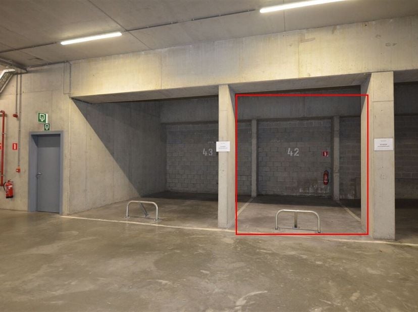Deze ondergrondse autostaanplaats is gelegen op de -1 van 'Residentie Greenfield'.<br />
Op fietsafstand van het centrum van Hasselt met al haar faci